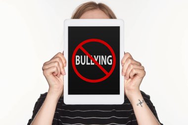 beyaz izole ekranda zorbalık şarkı durdurmak ile dijital tablet gösteren siber zorbalık kurbanı