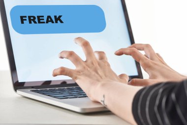 ekranda fresk mesajı ile dizüstü bilgisayar klavyesi üzerinde yazarak kız kırpılmış görünümü, siber zorbalık kavramı