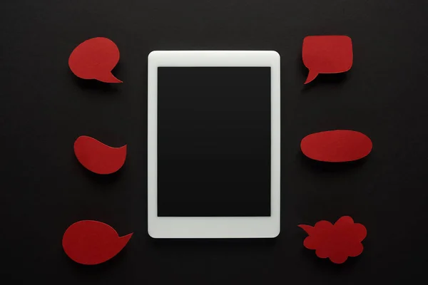 Widok Góry Cyfrowy Tablet Pustym Ekranem Czarnym Tle Pustymi Czerwonymi — Zdjęcie stockowe