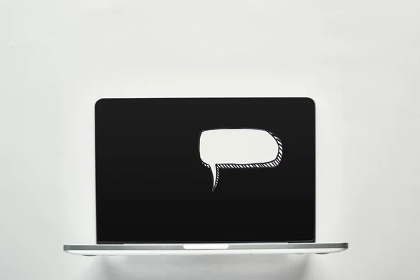 Laptop Com Bolha Fala Branco Branco Fundo Branco Conceito Cyberbullying — Fotografia de Stock