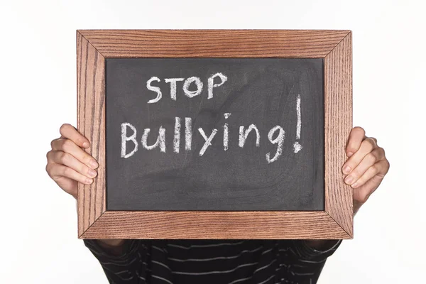 Niña Sosteniendo Pizarra Marco Madera Con Letras Stop Bullying Aislado — Foto de Stock