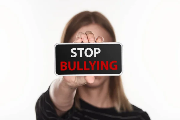 Foco Seletivo Vítima Cyberbullying Mostrando Smartphone Com Letras Stop Bullying — Fotografia de Stock