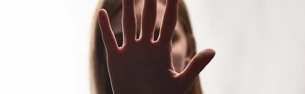 Panoramische Shot Van Slachtoffer Van Pesten Tonen Stop Teken Geïsoleerd — Stockfoto