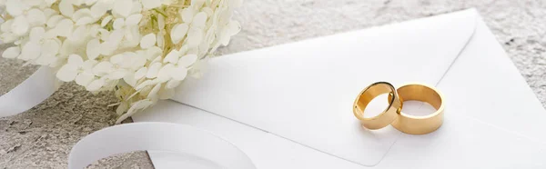 Panoramic Shot Golden Rings Envelope White Ribbon Hortense Flower Grey — Stock Photo, Image