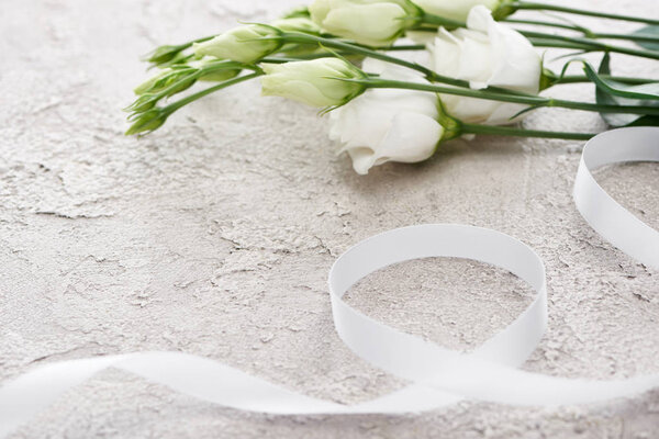 Bianco Eustoma Fiori Vicino Nastro Superficie Testurizzata Concetto Matrimonio — Foto Stock