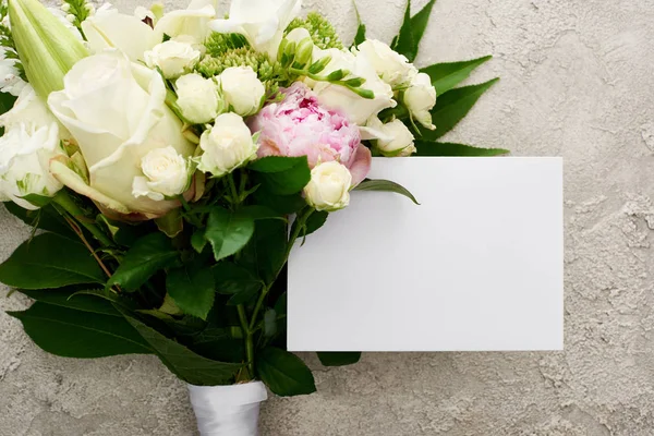 Horní Pohled Bílou Prázdnou Kartu Blízko Kytice Květin Texturované Ploše — Stock fotografie