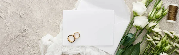 Panoramic Shot Golden Rings Blank Card Envelope White Cheesecloth Eustoma — Stock Photo, Image