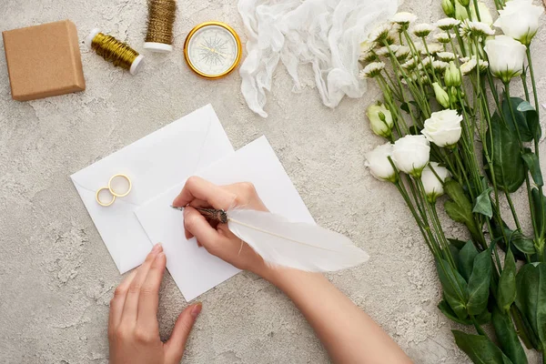 Vista Recortada Mujer Escribiendo Tarjeta Vacía Cerca Anillos Boda Brújula — Foto de Stock