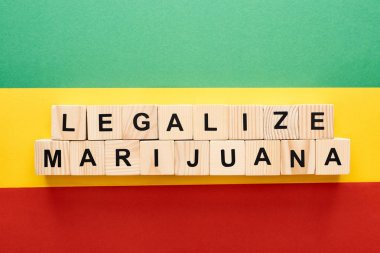 Rastafarian bayrak arka plan üzerinde marihuana yazı yasallaştırmak ile ahşap blokların üst görünümü