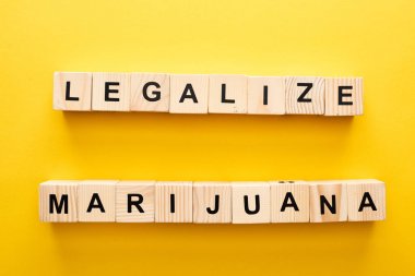 sarı arka plan üzerinde marihuana yazı yasallaştırmak ile ahşap blokların üst görünümü