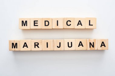 beyaz arka plan üzerinde tıbbi marihuana kelimeleri ile ahşap blokların üst görünümü