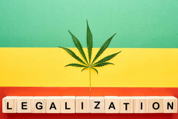 Felülnézet Kannabisz Levél Fából Készült Blokkok Legalizálása Betűkkel Rasztafári Zászló — Stock Fotó