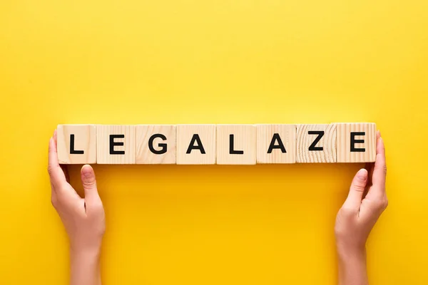 Vista Recortada Mujer Sosteniendo Bloques Madera Con Letras Legalizar Sobre — Foto de Stock