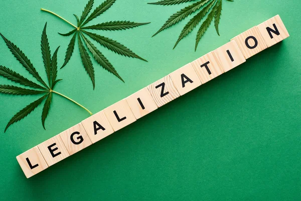 Vista Superior Folhas Cannabis Verde Palavra Legalização Cubos Madeira Fundo — Fotografia de Stock