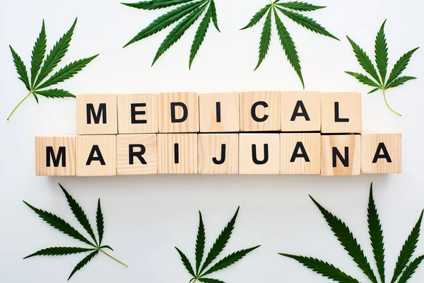 Vedere Sus Frunzelor Canabis Blocurilor Lemn Cuvinte Medicale Marijuana Fundal — Fotografie, imagine de stoc