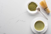 pohled na tradiční zelenou matča čaj na bílém stole