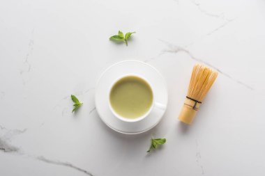 beyaz masada nane ile matcha çay üst görünümü