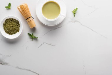 kopya alanı ile beyaz masada yeşil matcha çay üst görünümü