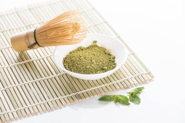 bambu mat üzerinde çırpma teli ile matcha yeşil çay tozu