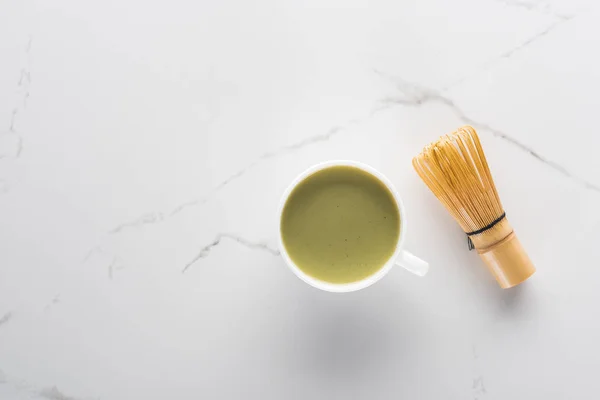 Vista Superior Taza Con Matcha Verde Batidor Mesa Blanca — Foto de Stock