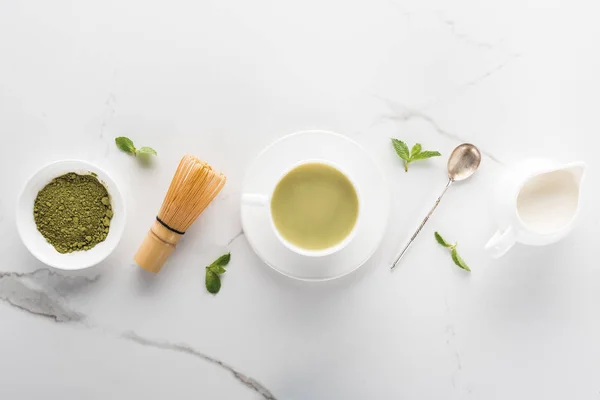 Lapos Feküdt Zöld Matcha Tea Fehér Asztal — Stock Fotó