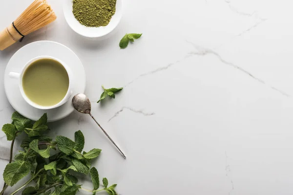 Vista Superior Matcha Verde Con Menta Sobre Mesa Blanca — Foto de Stock