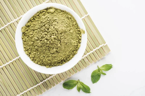 竹垫上绿火柴茶粉的顶视图 — 图库照片