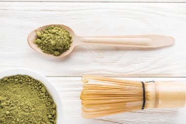 yeşil matcha çay ve çırpMa tozu ile ahşap kaşık üst görünümü