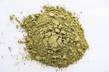 beyaz masa üzerinde yeşil matcha çay tozu üst görünümü 