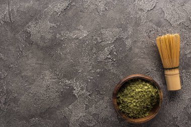 koyu taş masa üzerinde matcha yeşil çay tozu üst görünümü