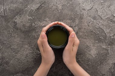 elinde matcha matcha çay tutan kadın üst görünümü
