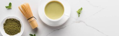 beyaz masada yeşil matcha çay üst görünümü