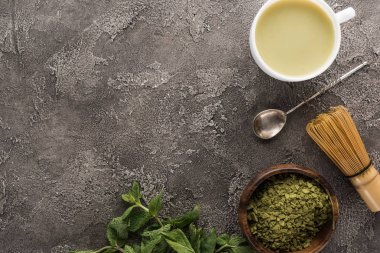 kopya alanı ile koyu taş masa üzerinde matcha yeşil çay üst görünümü