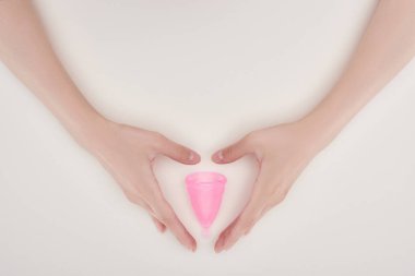 gri izole pembe plastik adet fincan yakınında kadın ellerin kırpılmış görünümü