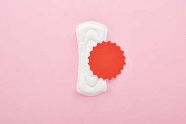 pembe arka plan üzerinde kan işareti ile beyaz sıhhi peçete üst görünümü