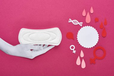 kağıt üst görünümü kan damlaları ve mor arka plan üzerinde kadın işaretleri yakın beyaz sıhhi peçete ile beyaz kesilmiş beyaz el