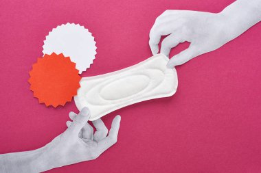 kağıt üst görünümü mor arka plan üzerinde beyaz sıhhi peçete ve boş kartlar ile beyaz eller kesilmiş