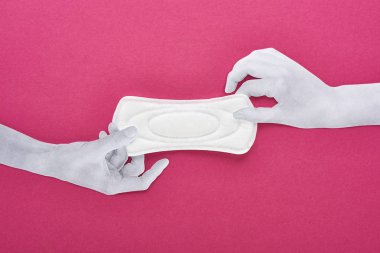kağıt kesilmiş eller ve mor arka plan üzerinde beyaz sıhhi peçete üst görünümü