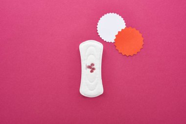 kağıt kartları ve mor arka plan üzerinde kan ile beyaz sıhhi peçete üst görünümü
