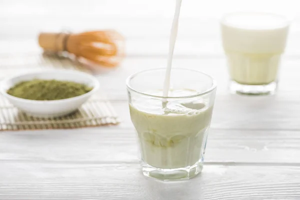 Πράσινο Τσάι Matcha Γάλα Στον Άσπρο Πίνακα — Φωτογραφία Αρχείου