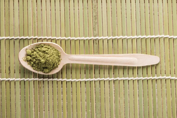 Pohled Dřevěnou Lžičku Práškem Zeleného Matcha Čaje Bambusovou Podložku — Stock fotografie