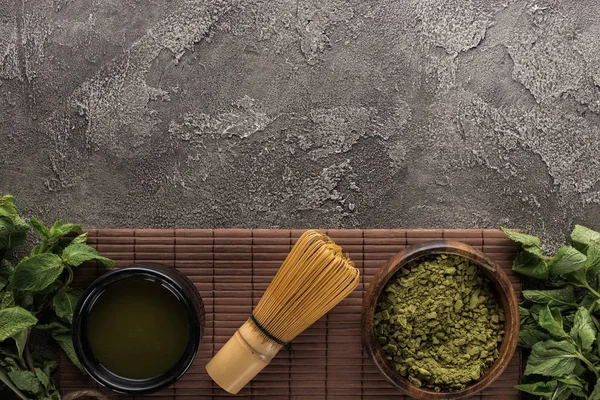 Top Uitzicht Van Groene Matcha Thee Mint Klop Bamboe Mat — Stockfoto