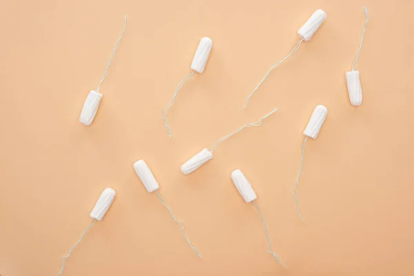 Draufsicht Auf Weiße Baumwolltampons Vereinzelt Auf Beige Verstreut — Stockfoto