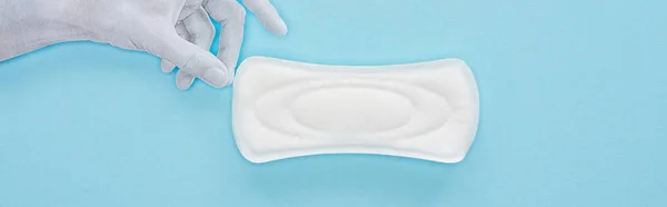 Draufsicht Auf Weißes Papier Mit Baumwoll Hygienehandtuch Auf Blauem Hintergrund — Stockfoto