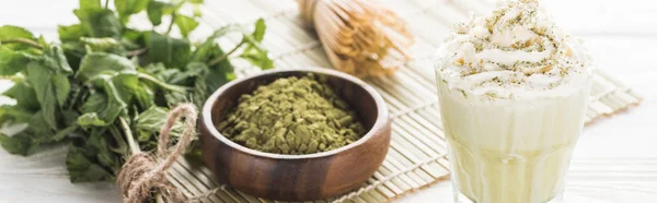 Matcha Grüner Tee Mit Schlagsahne Auf Bambusmatte Mit Pulver Minze — Stockfoto