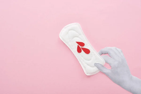 Vista Cortada Mão Segurando Guardanapo Sanitário Branco Com Gotas Sangue — Fotografia de Stock