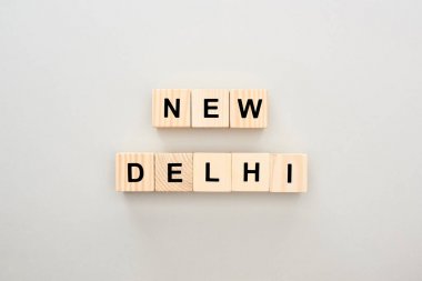 beyaz arka plan üzerinde Yeni Delhi yazı ile ahşap blokların üst görünümü