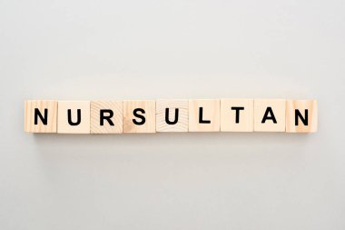 beyaz arka plan üzerinde Nursultan yazıile ahşap blokların üst görünümü
