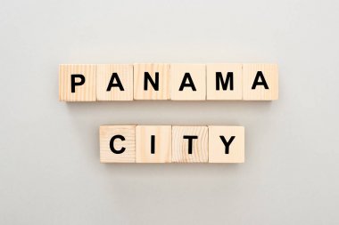 beyaz arka plan üzerinde Panama City yazı ile ahşap blokların üst görünümü