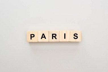 beyaz arka plan üzerinde Paris yazı ile ahşap blokların üst görünümü
